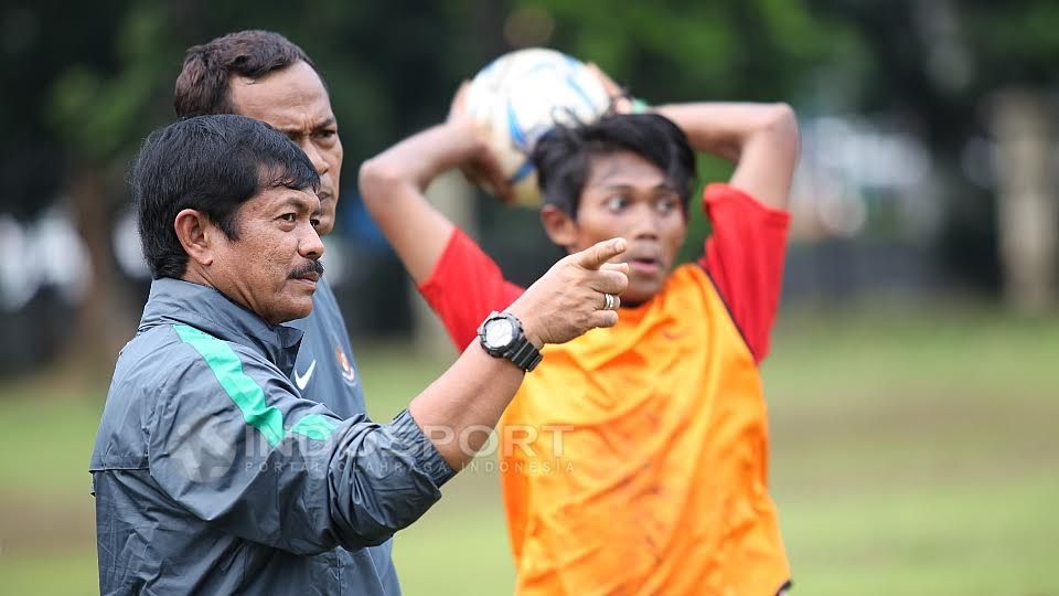 Pelatih Timnas Indonesia U-19, Indra Sjafri (kiri) sedang memantau seleksi. Copyright: © Herry Ibrahim/Indosport